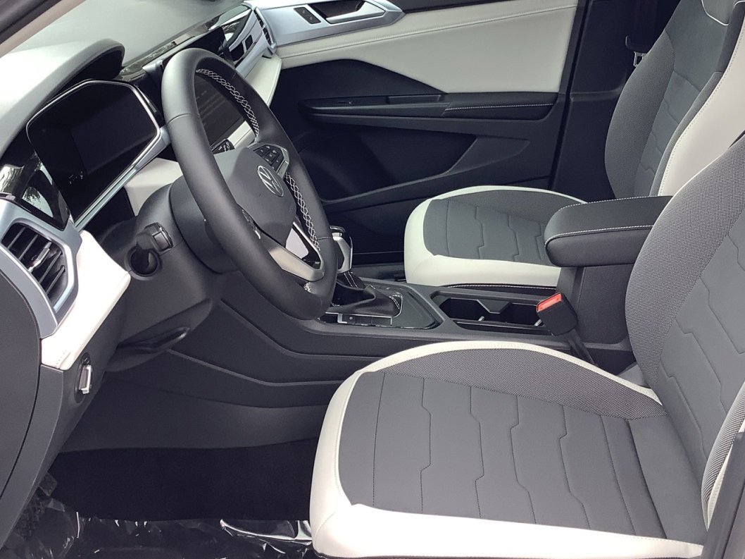 New 2026 Pure White Volkswagen SE image 21