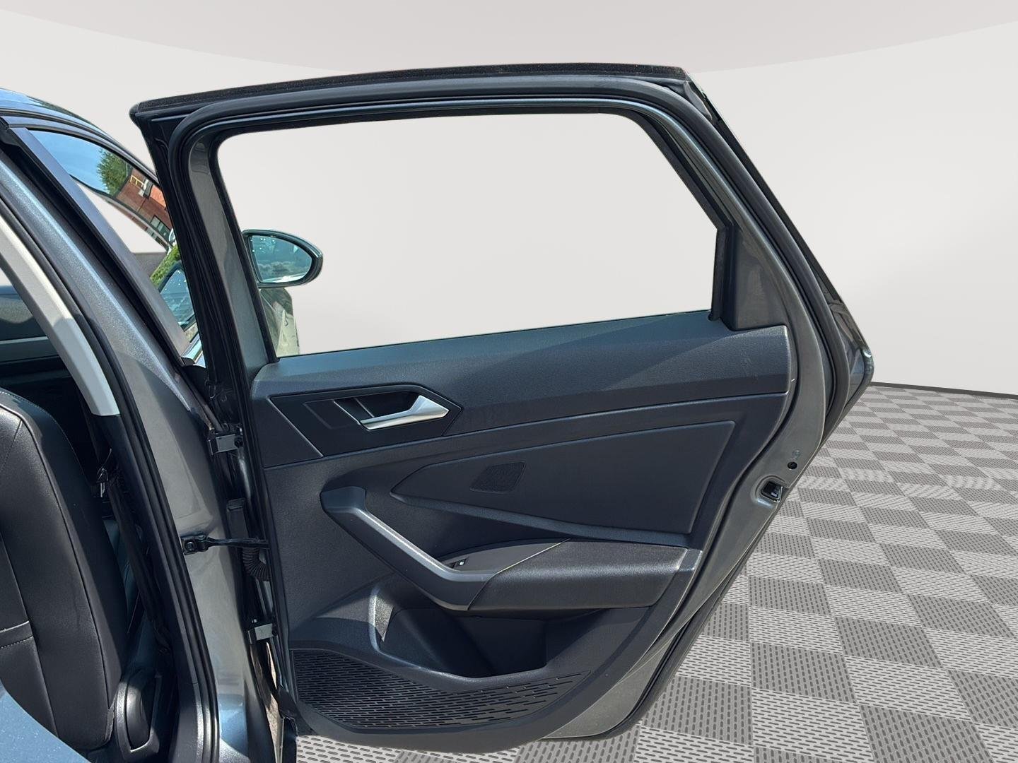 Used 2019 Platinum Gray Metallic Volkswagen SE image 18