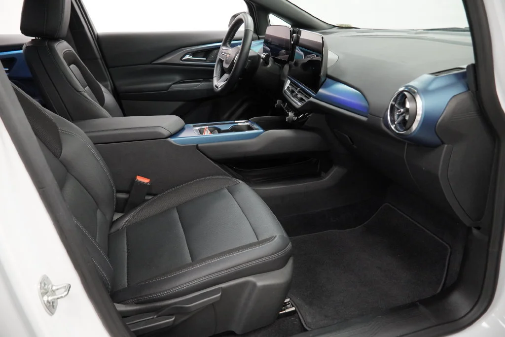 2024 Chevrolet Equinox EV LT - Photo 30