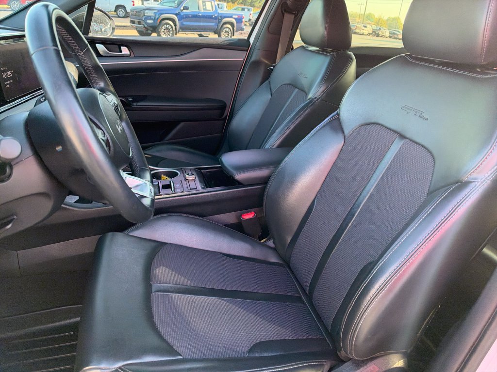 Used 2023 White Kia GT-Line image 13