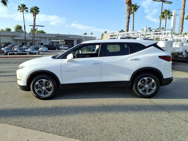 Used 2025 Summit White Chevrolet 2LT image 8