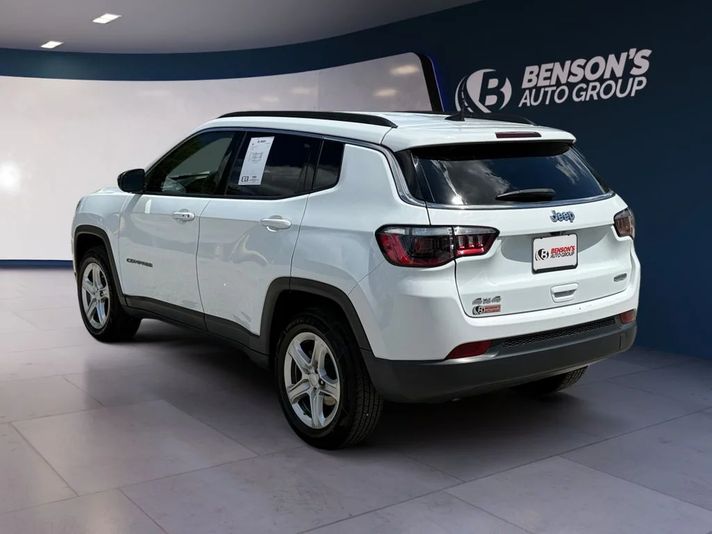 Used 2024 White Jeep Latitude image 3