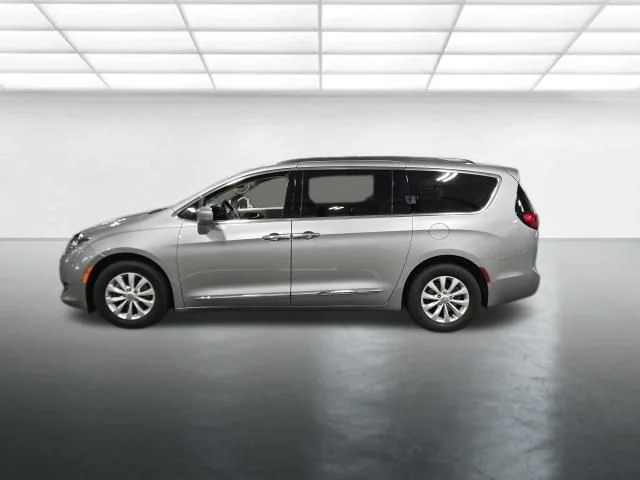 Used 2017 Silver Chrysler Touring L image 7
