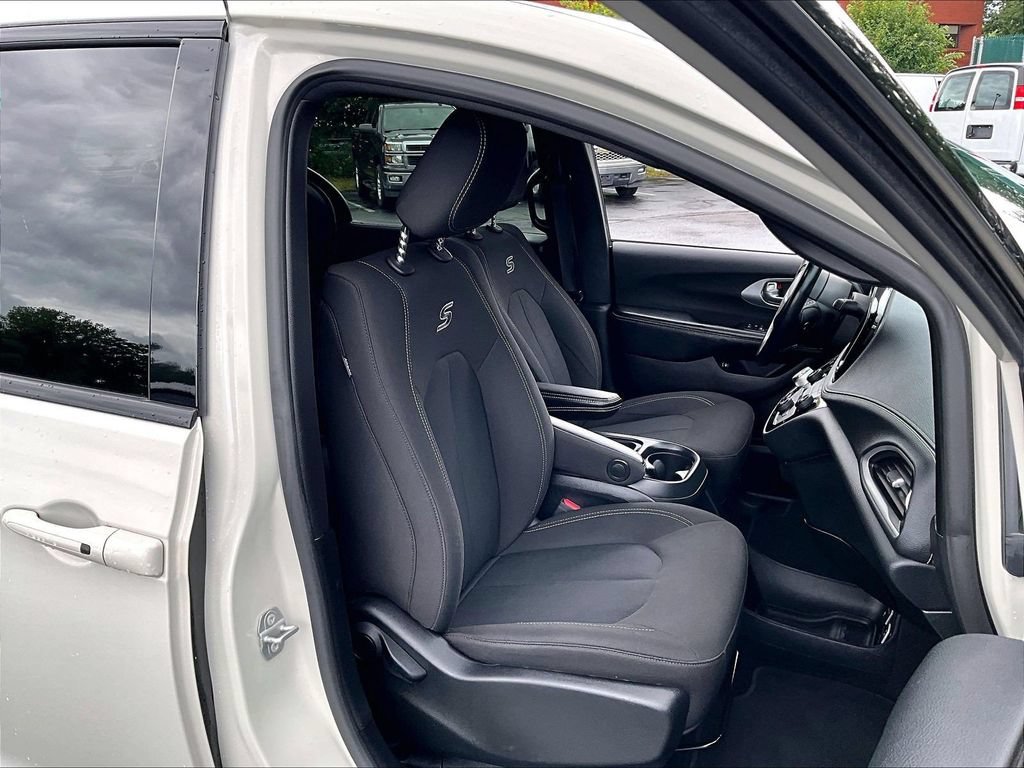 Used 2021 Luxury White Pearlcoat Chrysler Hybrid Touring image 11