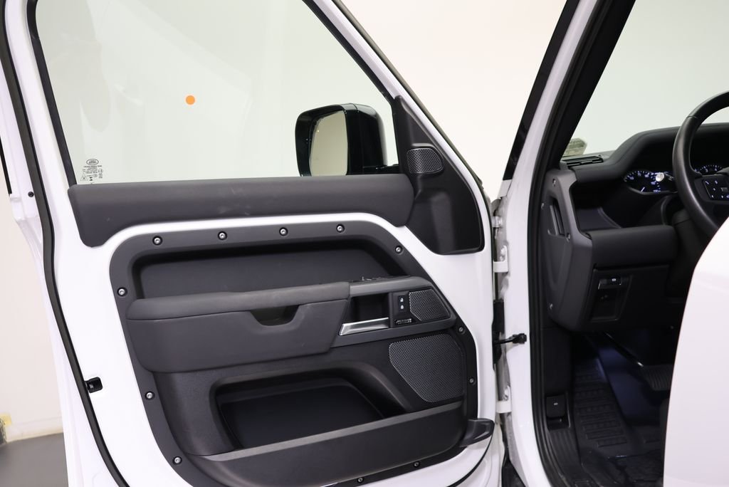 Used 2023 Fuji White Land Rover X-Dynamic SE image 25