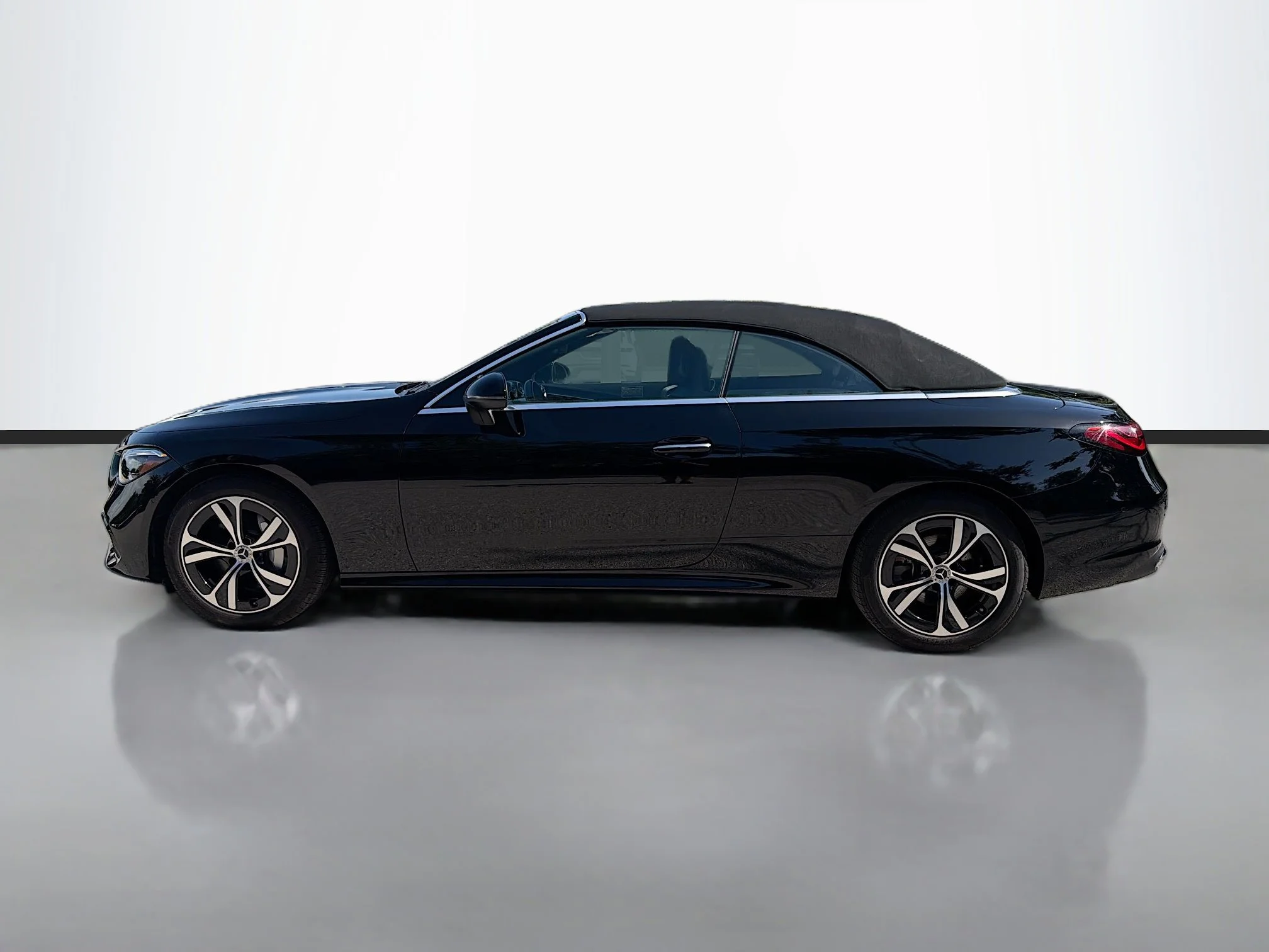 Used 2025 Obsidian Black Metallic Mercedes-Benz CLE 300 image 2