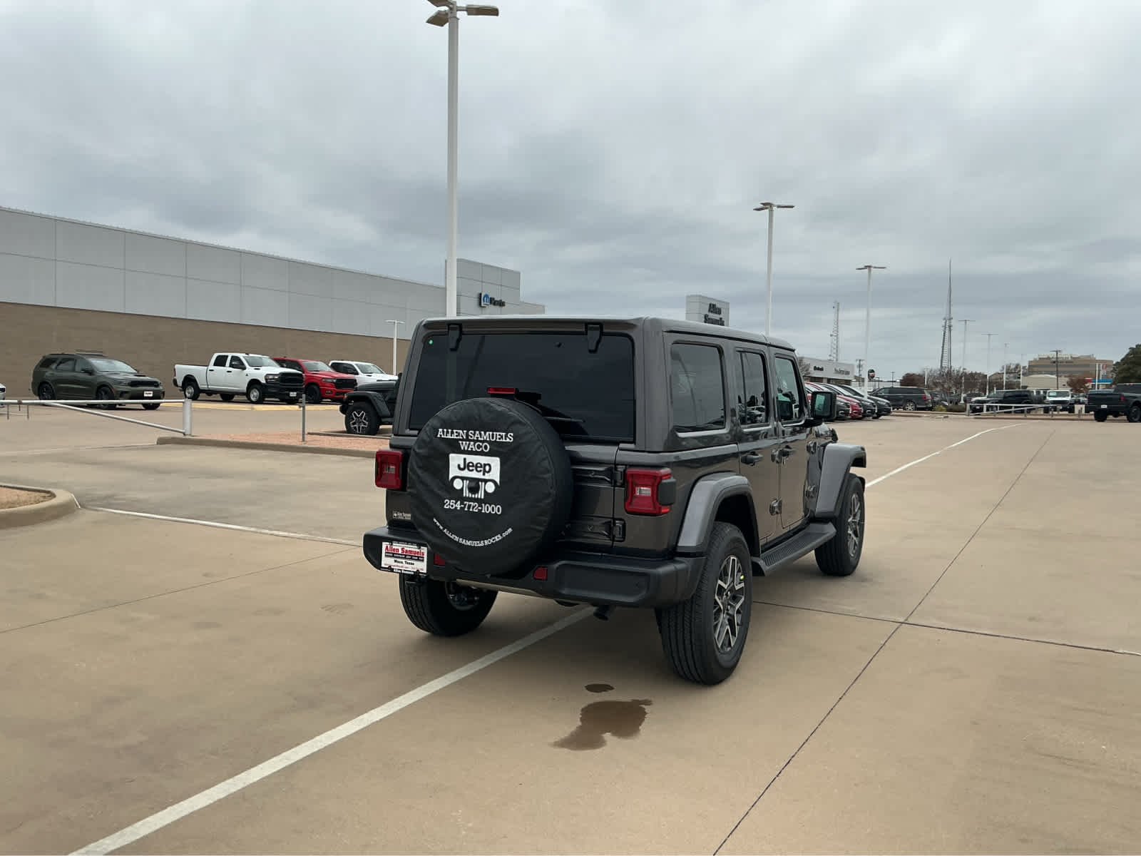 New 2026 Granite Crystal Metallic Clear-Coat Exterior Paint Jeep Sahara image 6