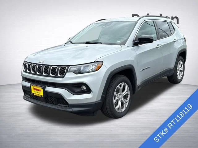 Used 2024 Silver Zynith Metallic Clearcoat Jeep Latitude image 3