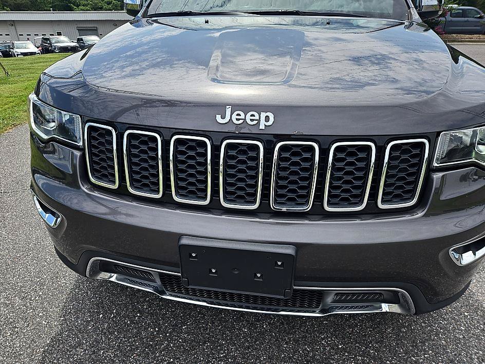 Used 2017 Granite Crystal Metallic Clearcoat Jeep Limited image 5