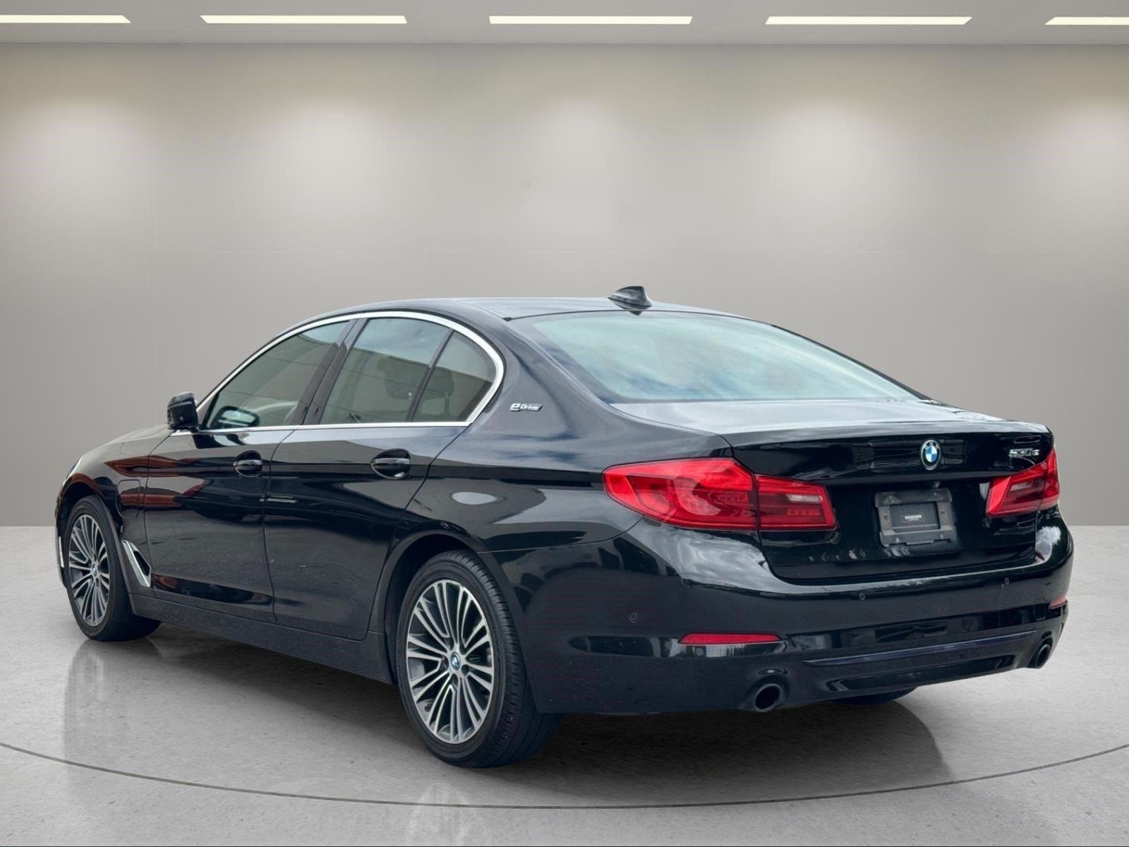 Used 2019 Black Sapphire Metallic BMW 530e iPerformance image 3