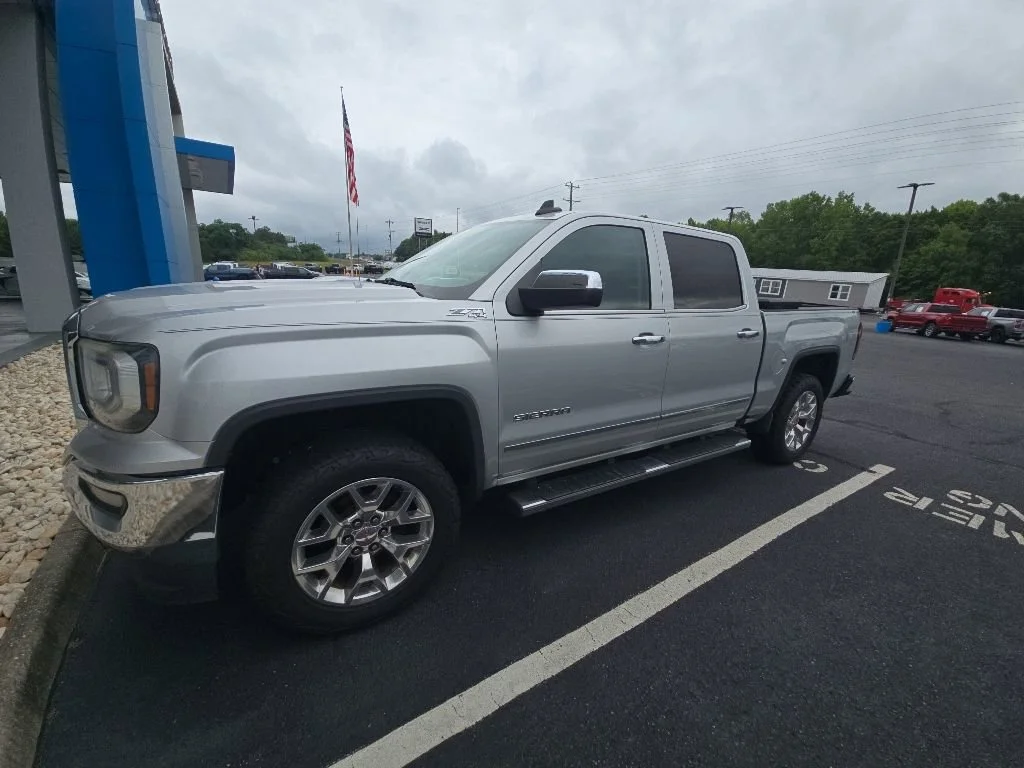 Used 2017 QUICKSILVER METALLIC GMC SLT image 1