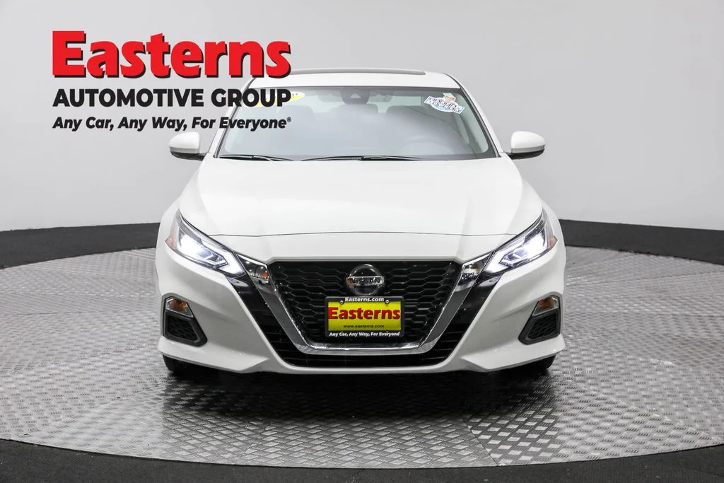 Used 2022 White Nissan 2.5 SV image 2