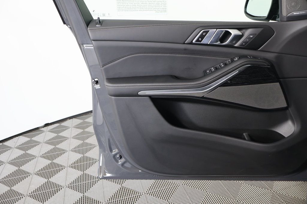New 2026 Dravit Grey Metallic BMW xDrive40i image 7