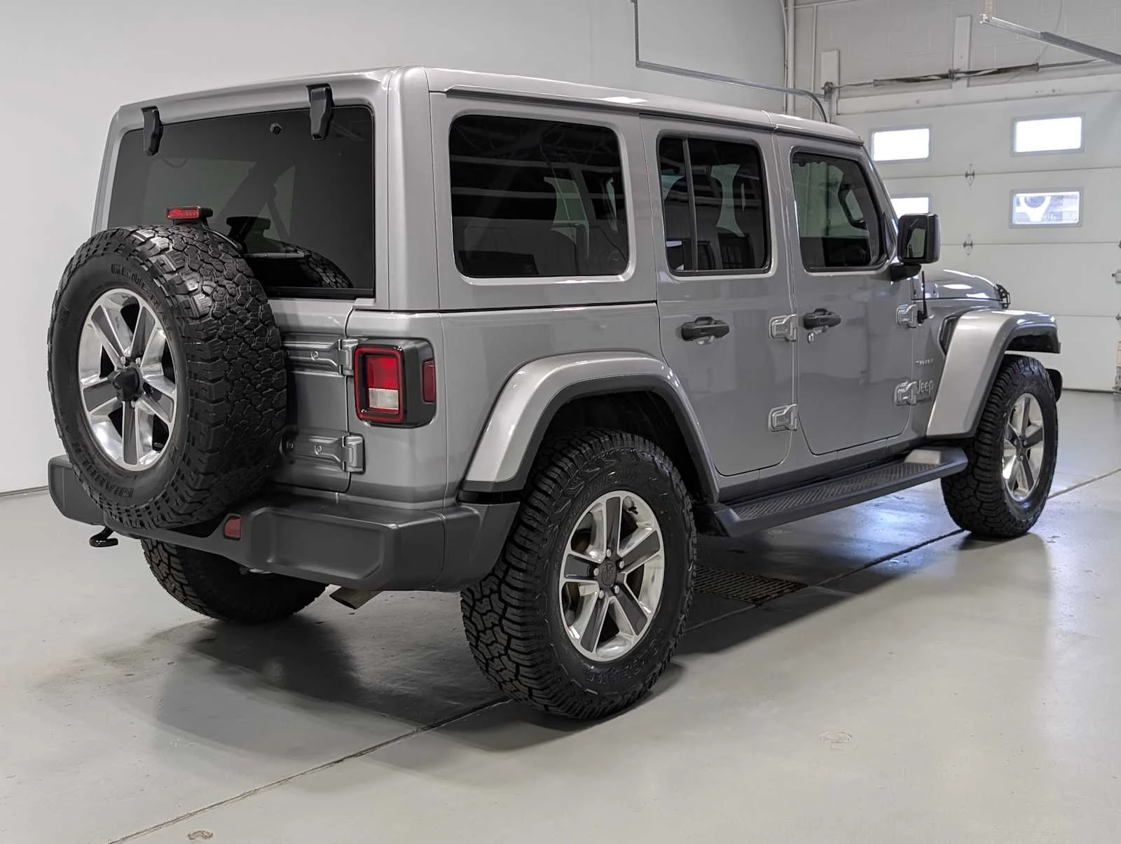 Used 2020 Billet Silver Metallic Clearcoat Jeep Sahara image 8