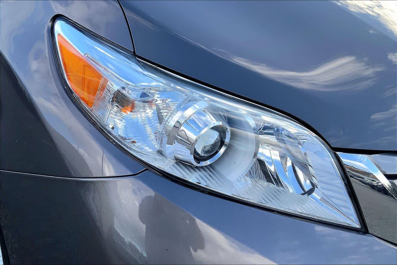 Used 2017 Predawn Gray Mica Toyota XLE Premium image 27