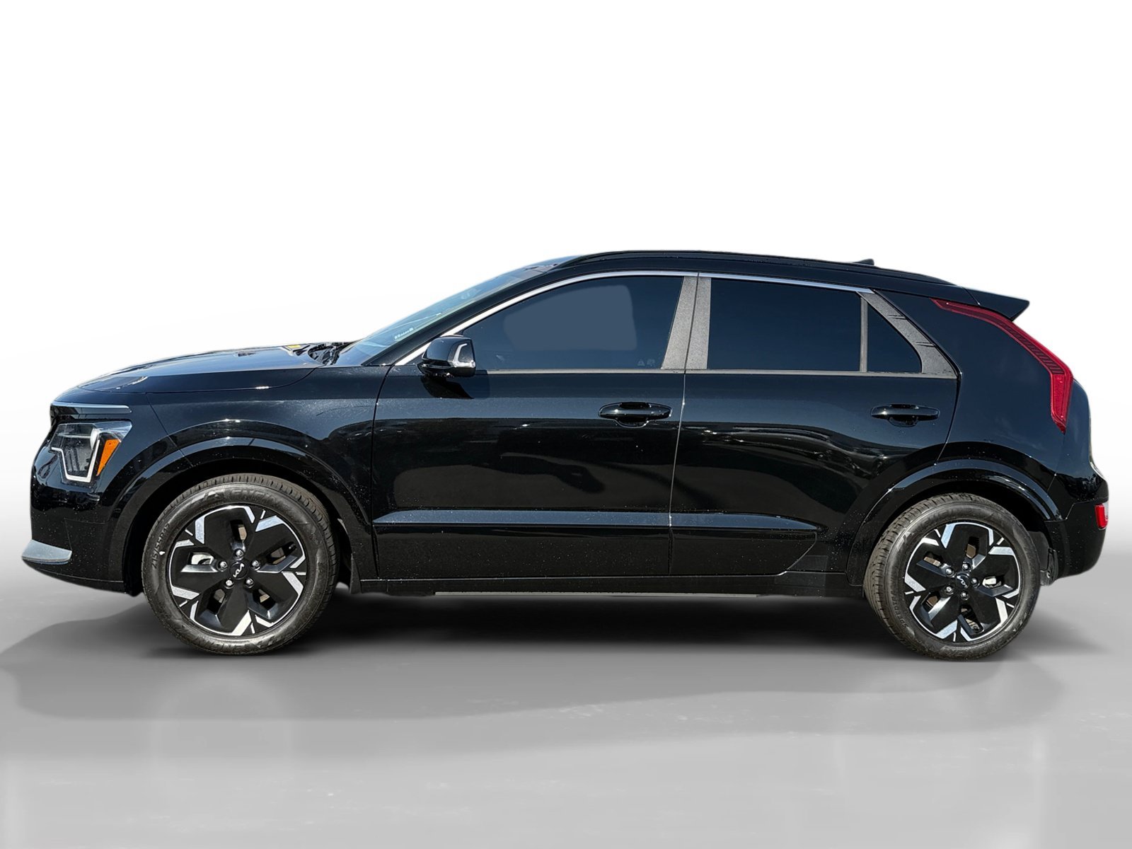Used 2023 Aurora Black Kia Wind image 2
