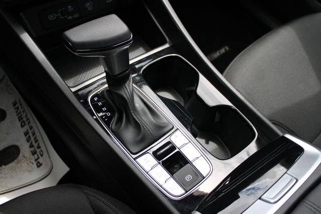 Used 2025 White Pearl Hyundai SE image 14