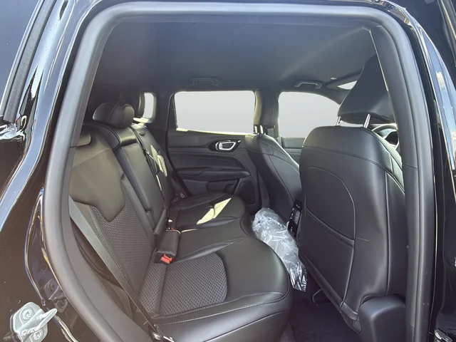 New 2026 Diamond Black Crystal Pearl-Coat Exterior Paint Jeep Latitude image 22