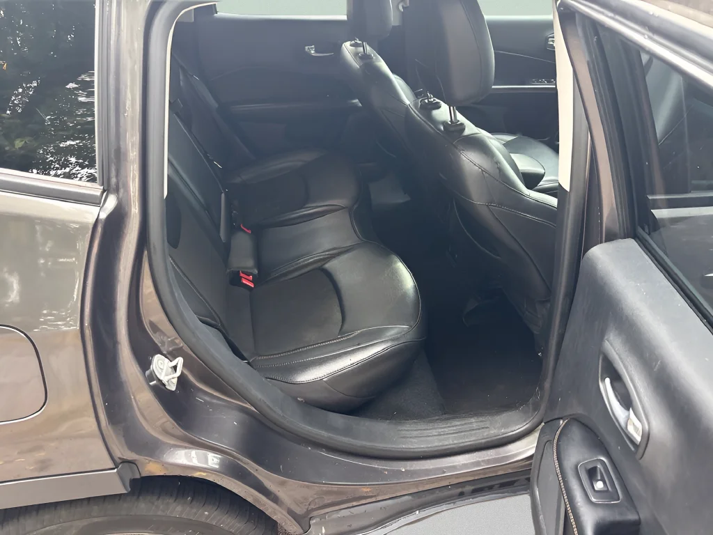 Used 2021 Crystal Metallic Jeep Latitude image 11