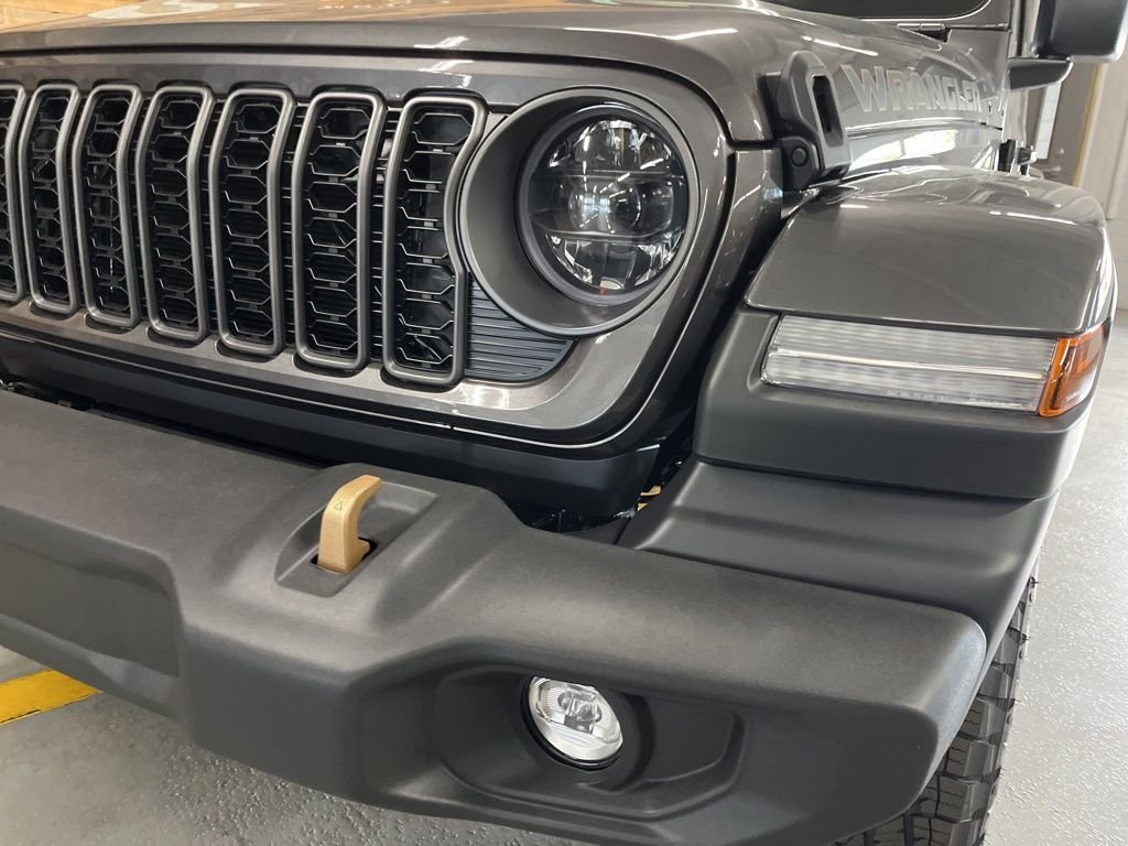 New 2026 Granite Crystal Metallic Clearcoat Jeep 85th Anniversary Edition image 10