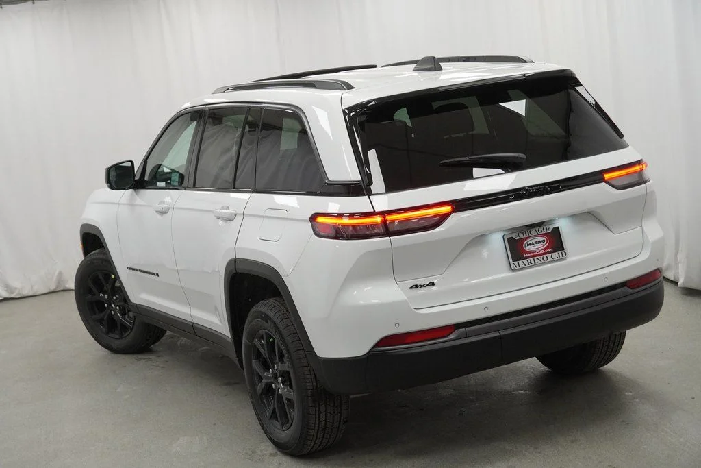 New 2026 Bright White Clear-Coat Exterior Paint Jeep Laredo Altitude image 11