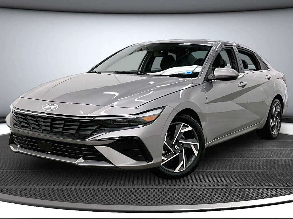 Used 2025 Silver Hyundai SEL Convenience image 3