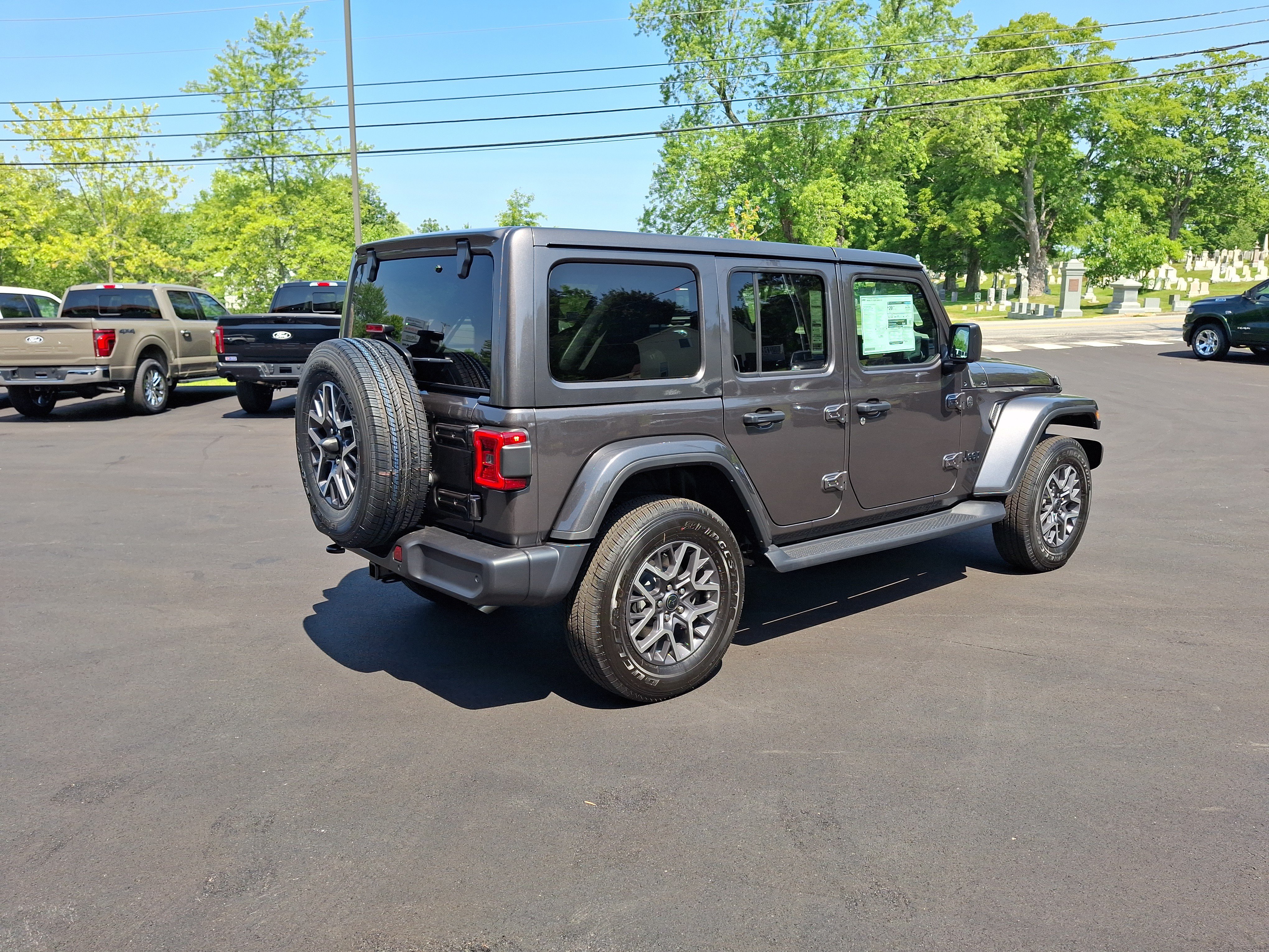 New 2026 Granite Crystal Metallic Clear-Coat Exterior Paint Jeep Sahara image 5
