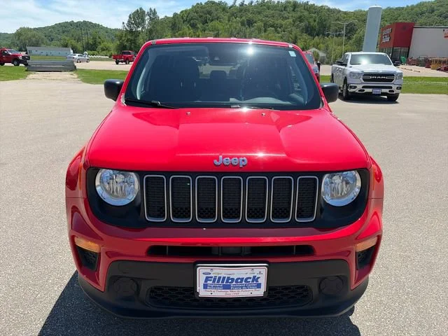 Used 2023  Jeep Latitude image 11