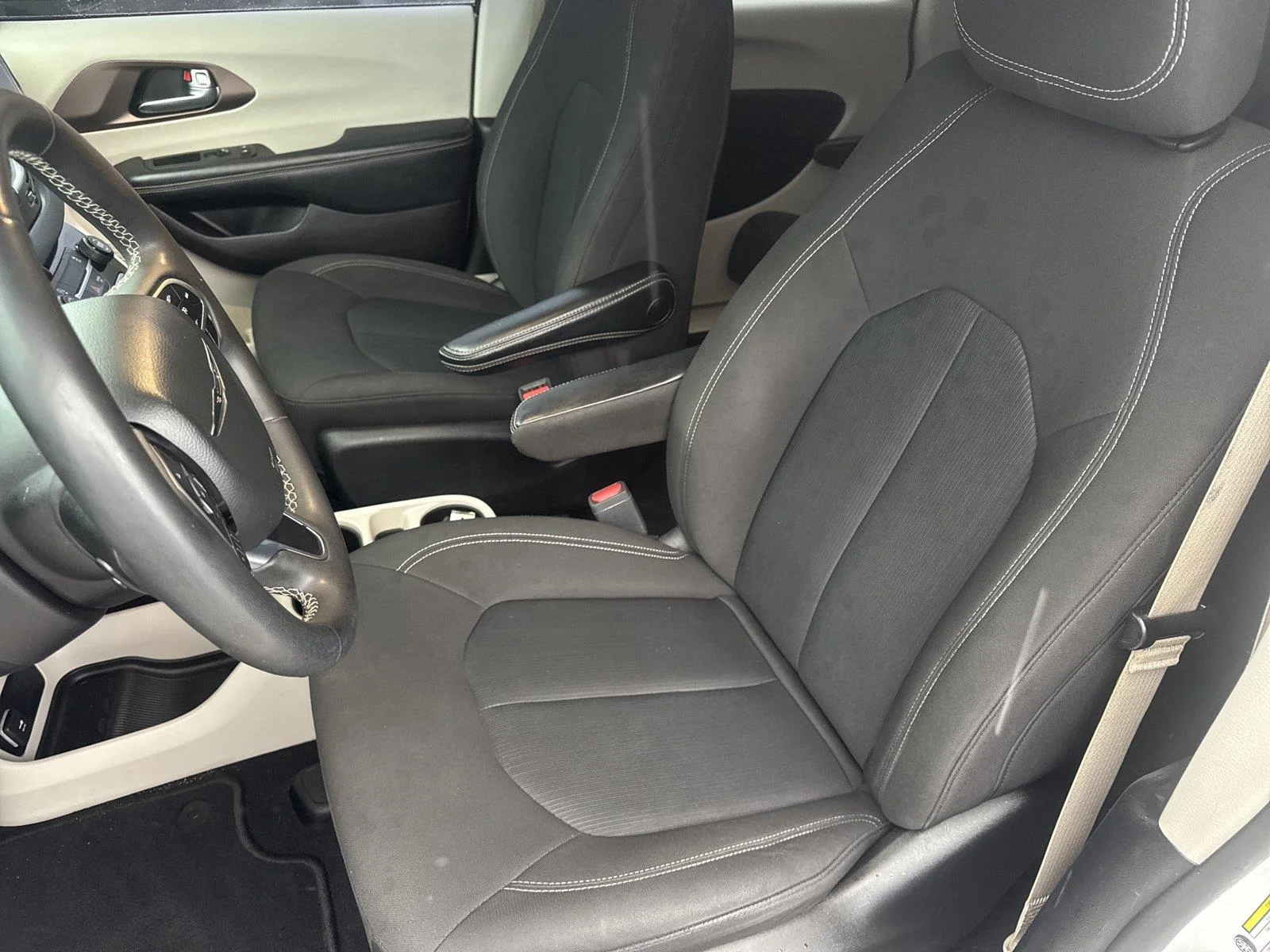 Used 2022 Bright White Clearcoat Chrysler LX image 11
