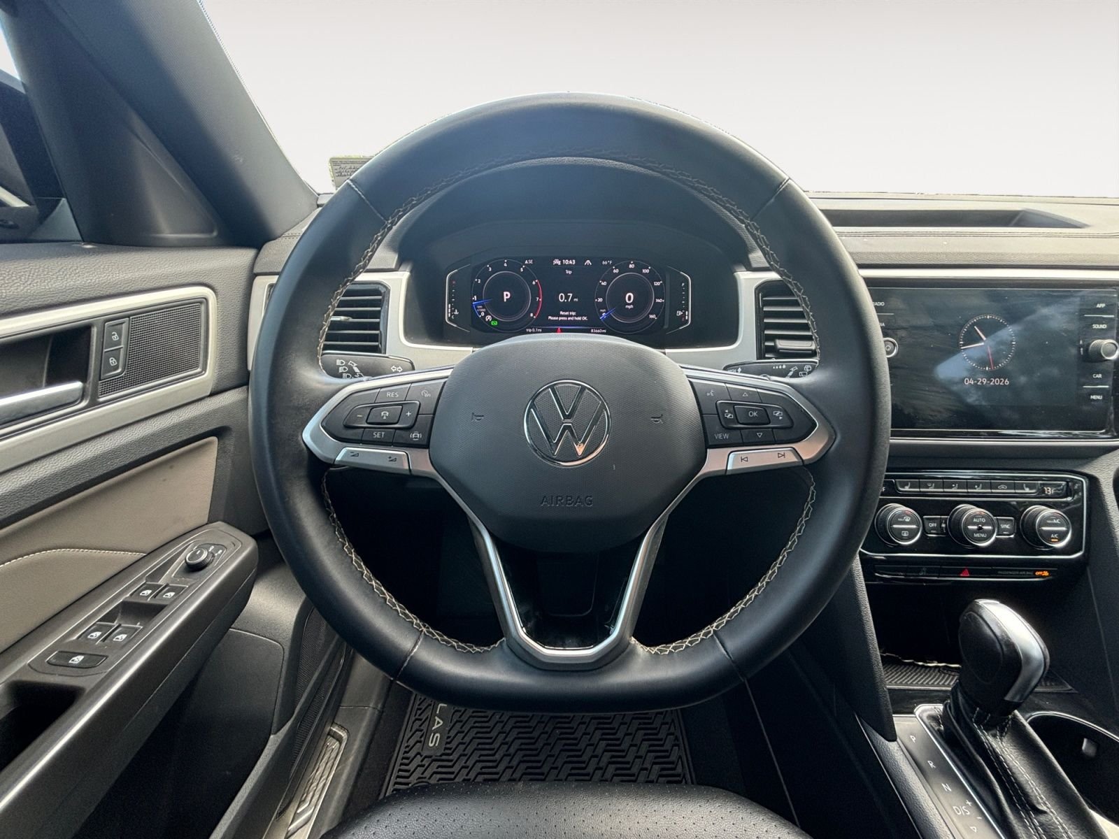 Used 2022 Black Volkswagen 2.0T SE w/Technology image 12