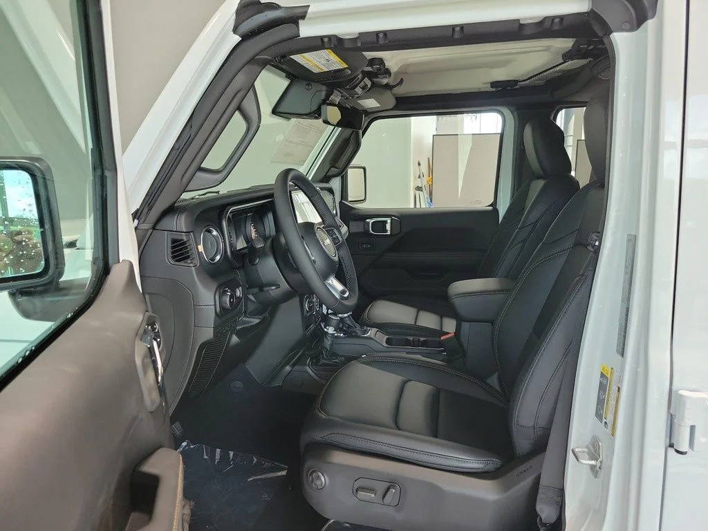 New 2025 Bright White Clear-Coat Exterior Paint Jeep Sahara image 8
