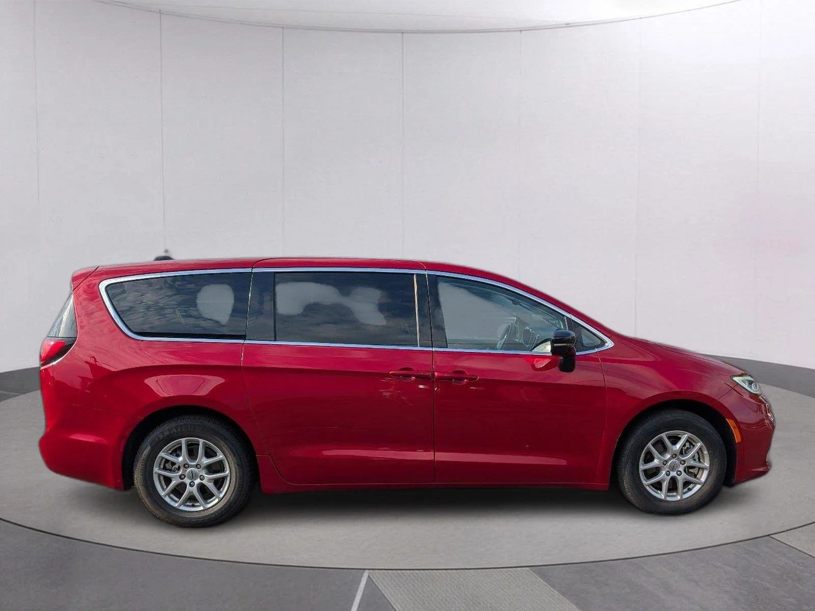 Used 2024 Red Hot Pearlcoat Chrysler Touring L image 8