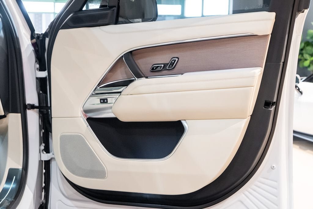 Used 2025 Fuji White Land Rover SE image 38