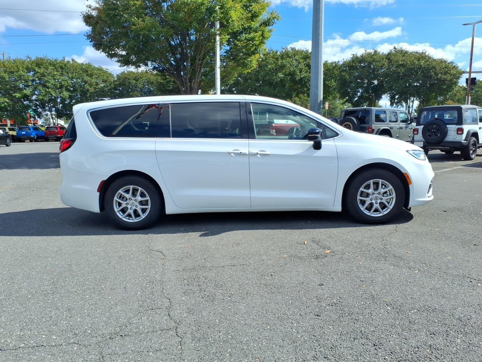 Used 2024 Bright White Clearcoat Chrysler Touring L image 9