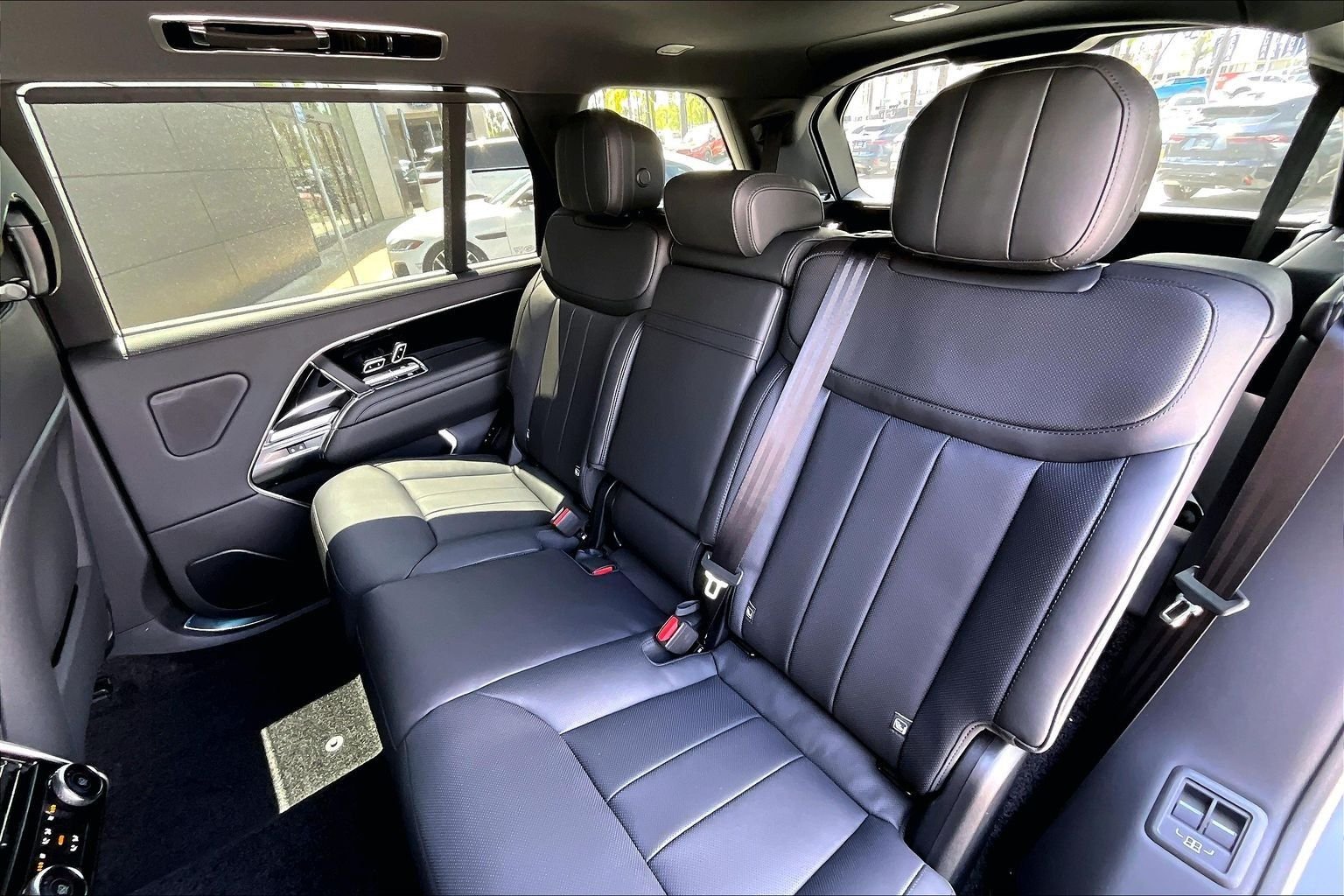 New 2026 Santorini Black Land Rover SE image 10
