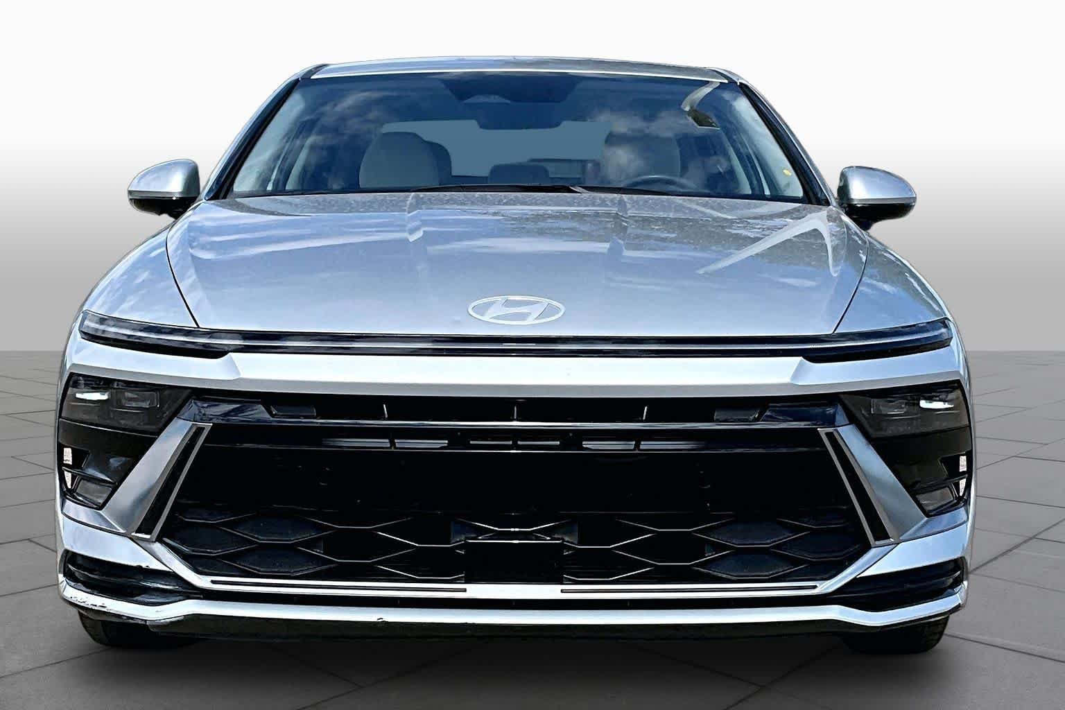 Used 2025 Aero Silver Hyundai SEL image 4