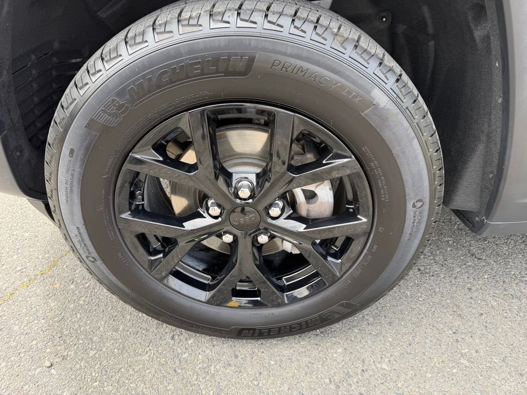 Used 2025 Silver Jeep Altitude X image 30