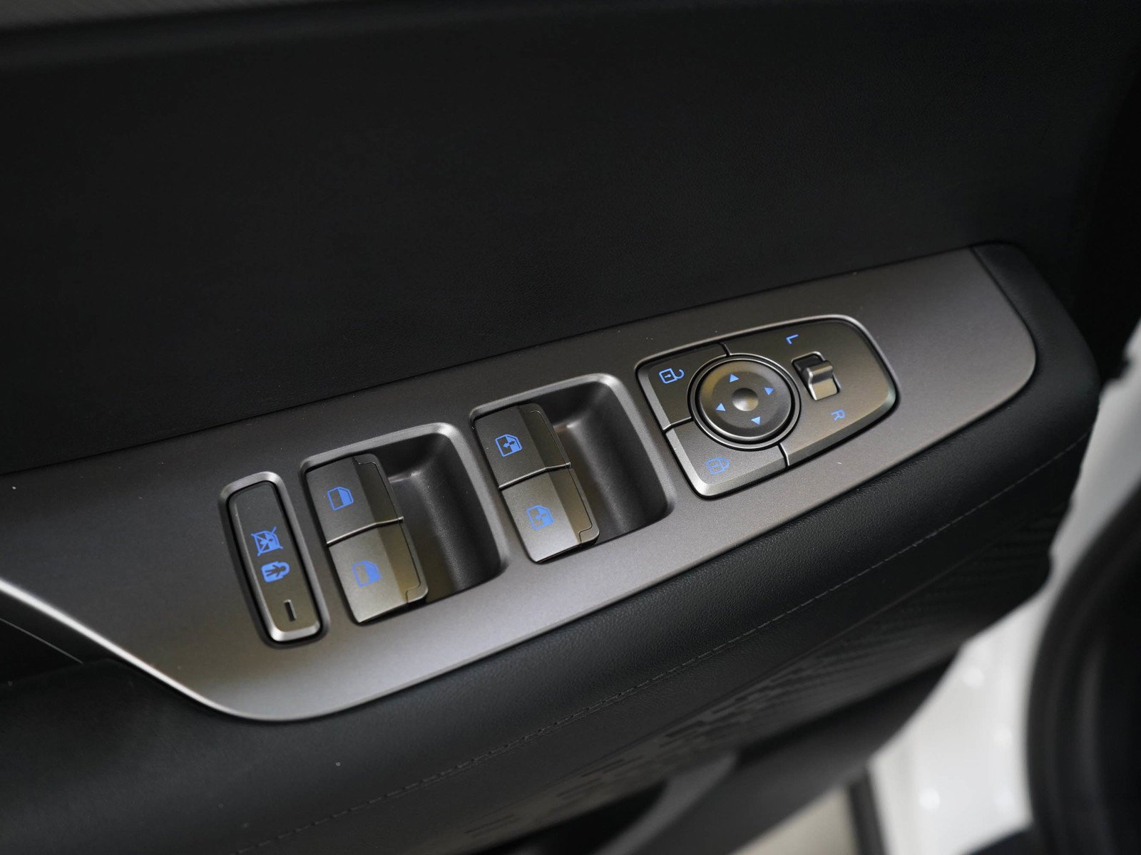 Used 2025 Hyper White Hyundai SEL AWD image 21