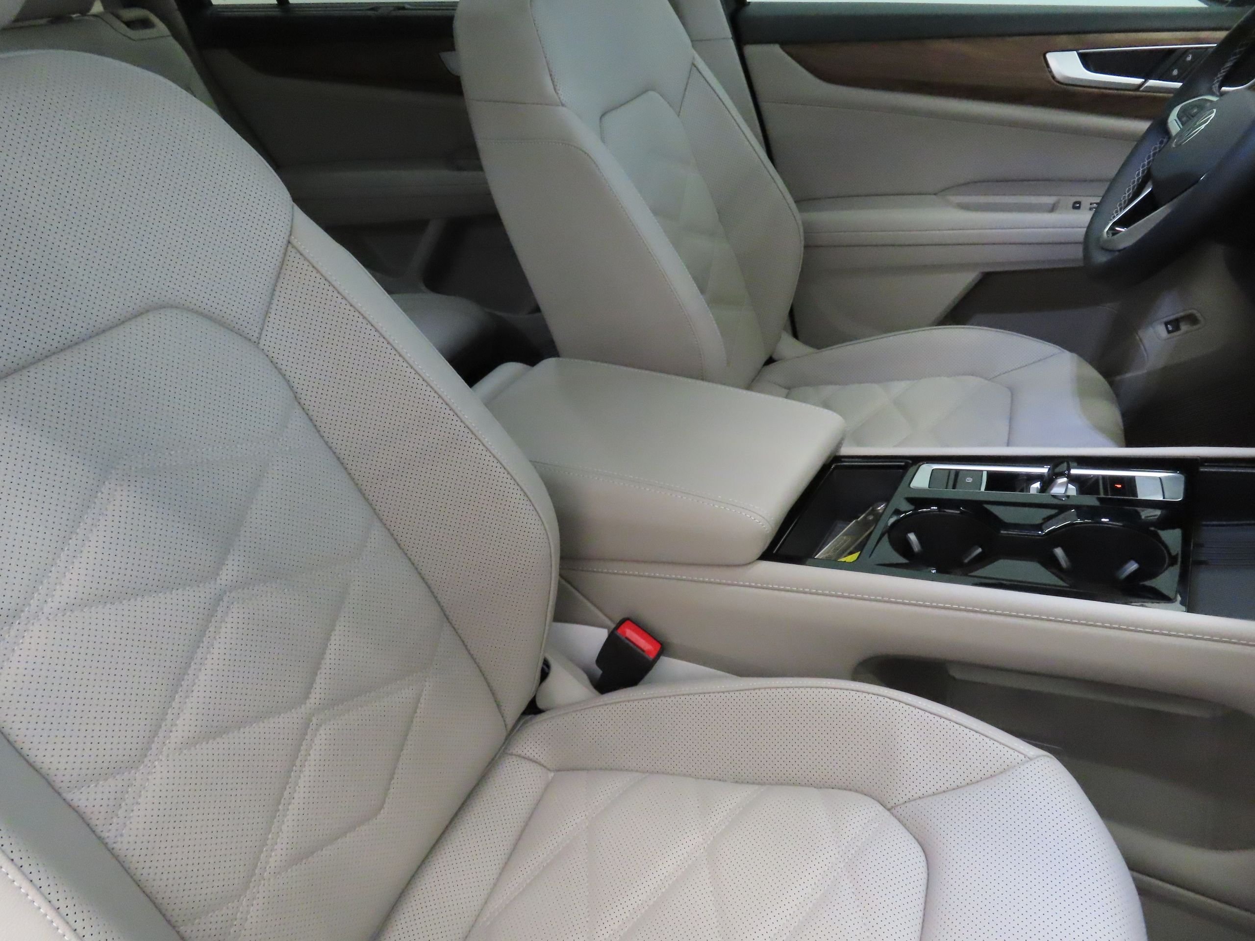 New 2026 Black Volkswagen 2.0T SE w/Technology image 25