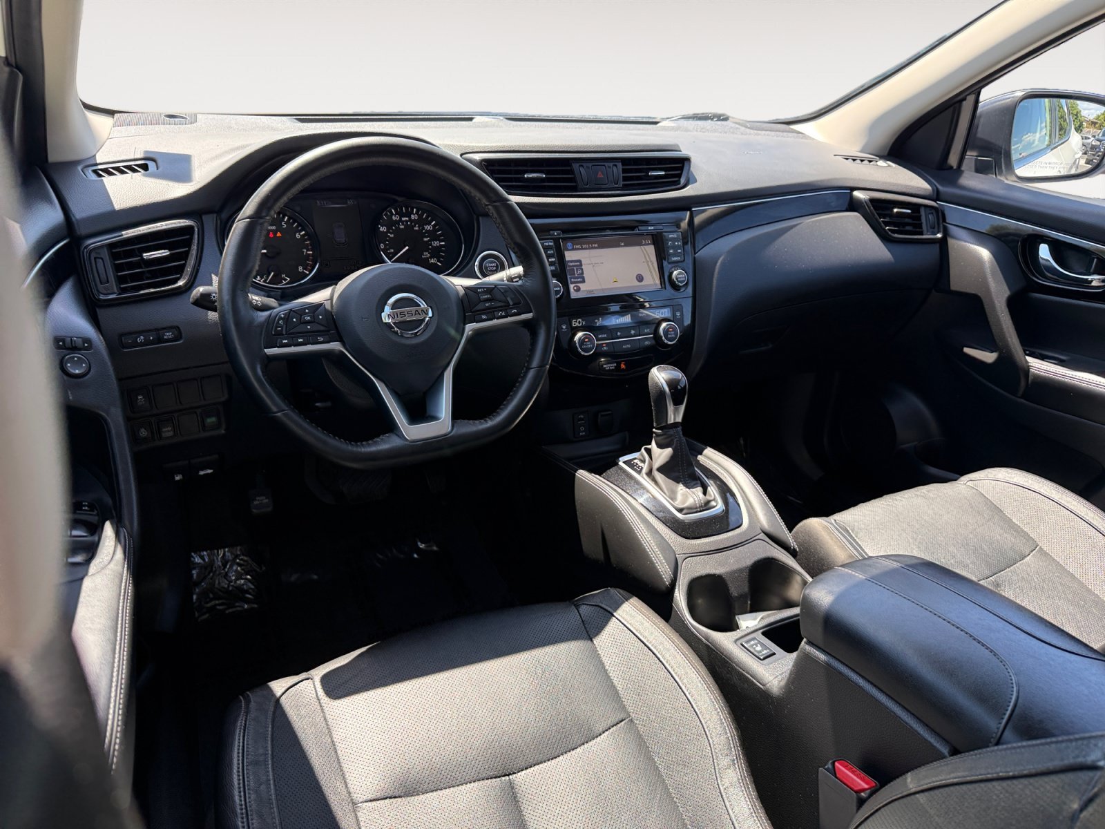 Used 2017 Pearl White Nissan SL image 15