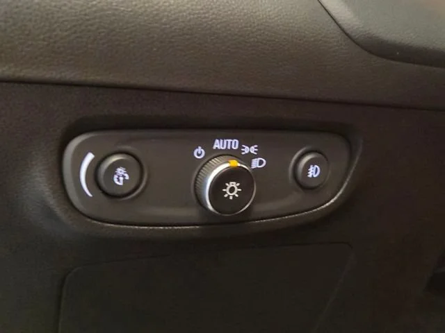 Used 2021 WHITE FROST TRICOAT Buick Select image 26