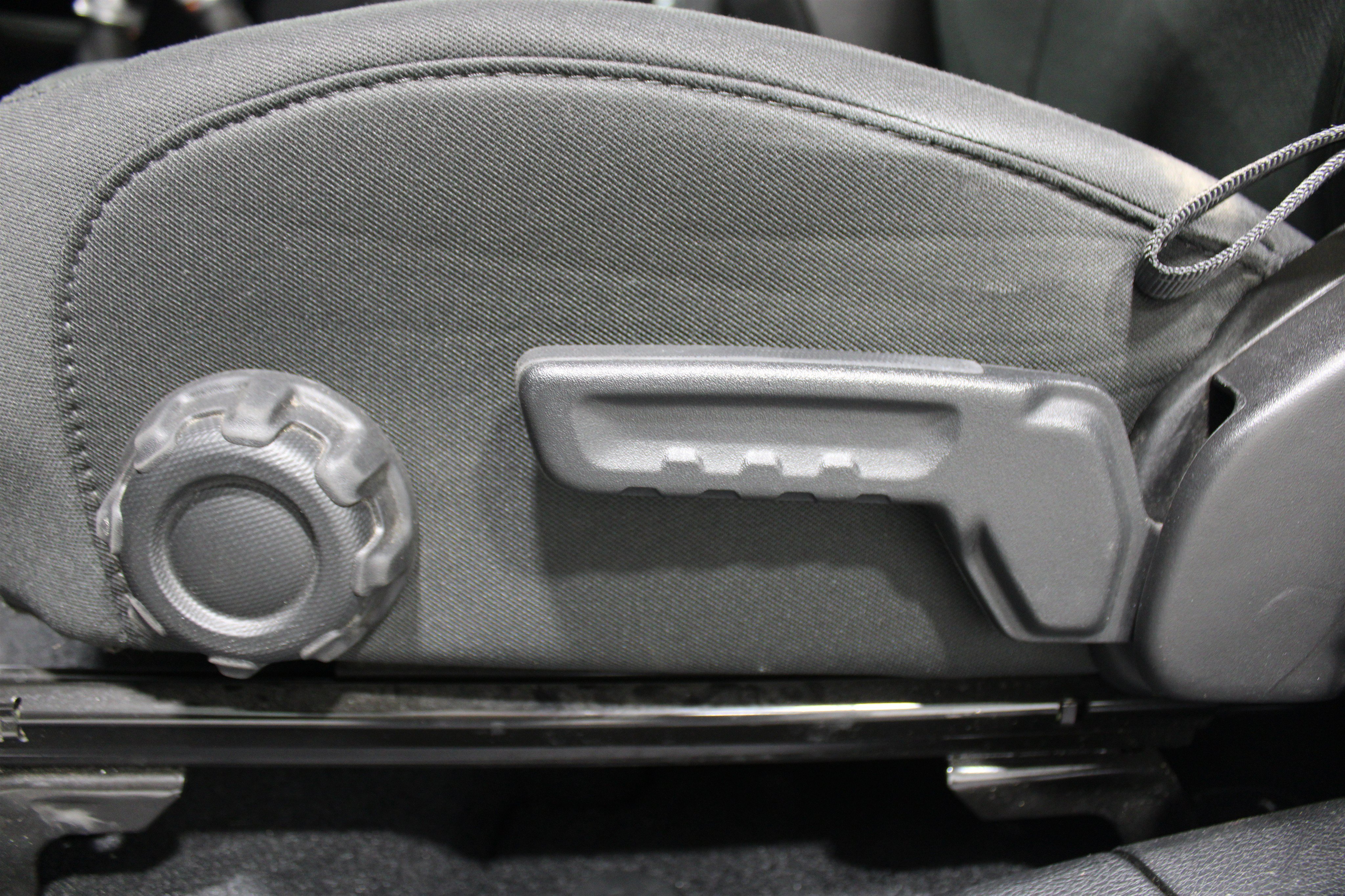 Used 2020 Billet Silver Metallic Clearcoat Jeep Sport S image 4