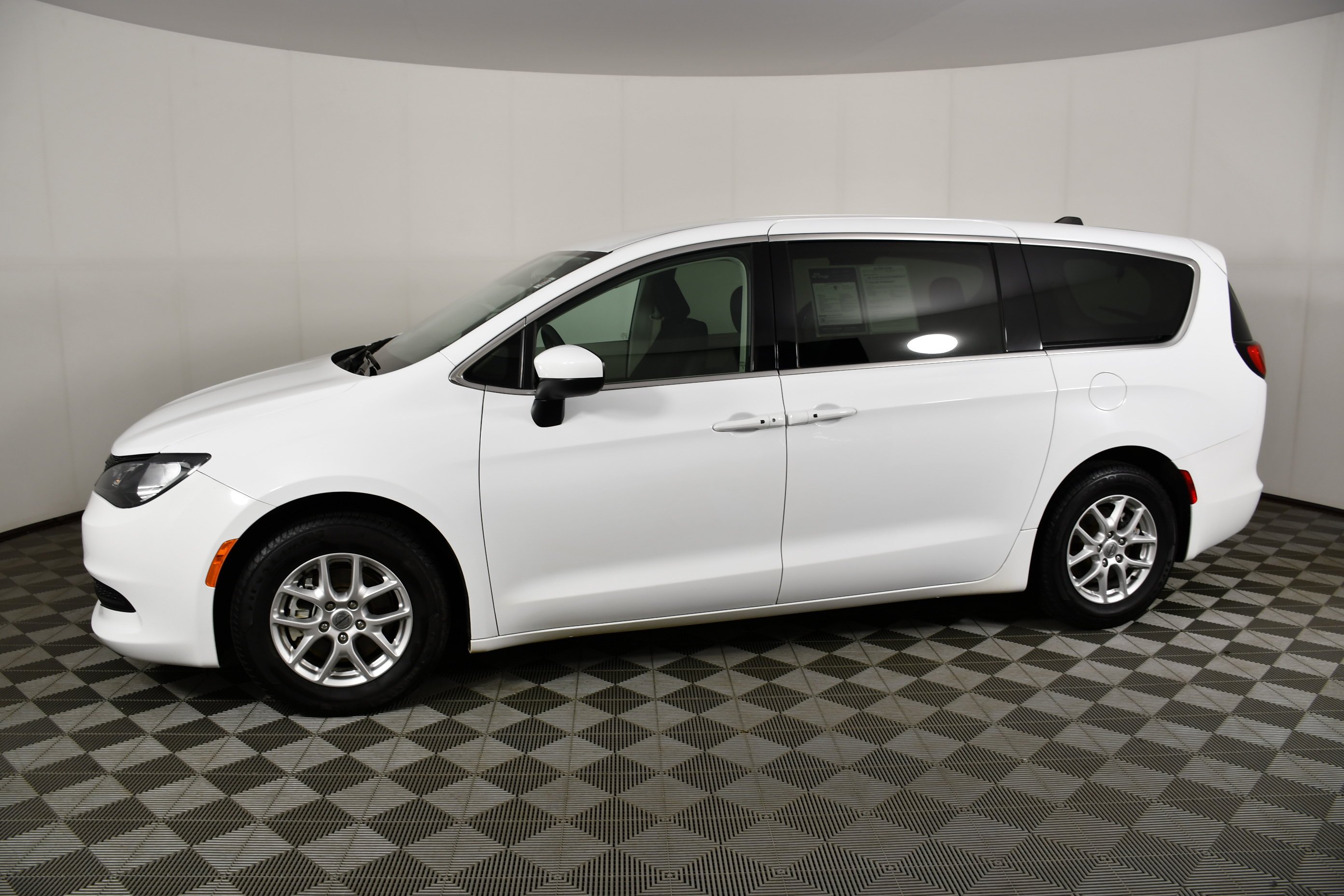 Used 2023 Bright White Clearcoat Chrysler LX image 9
