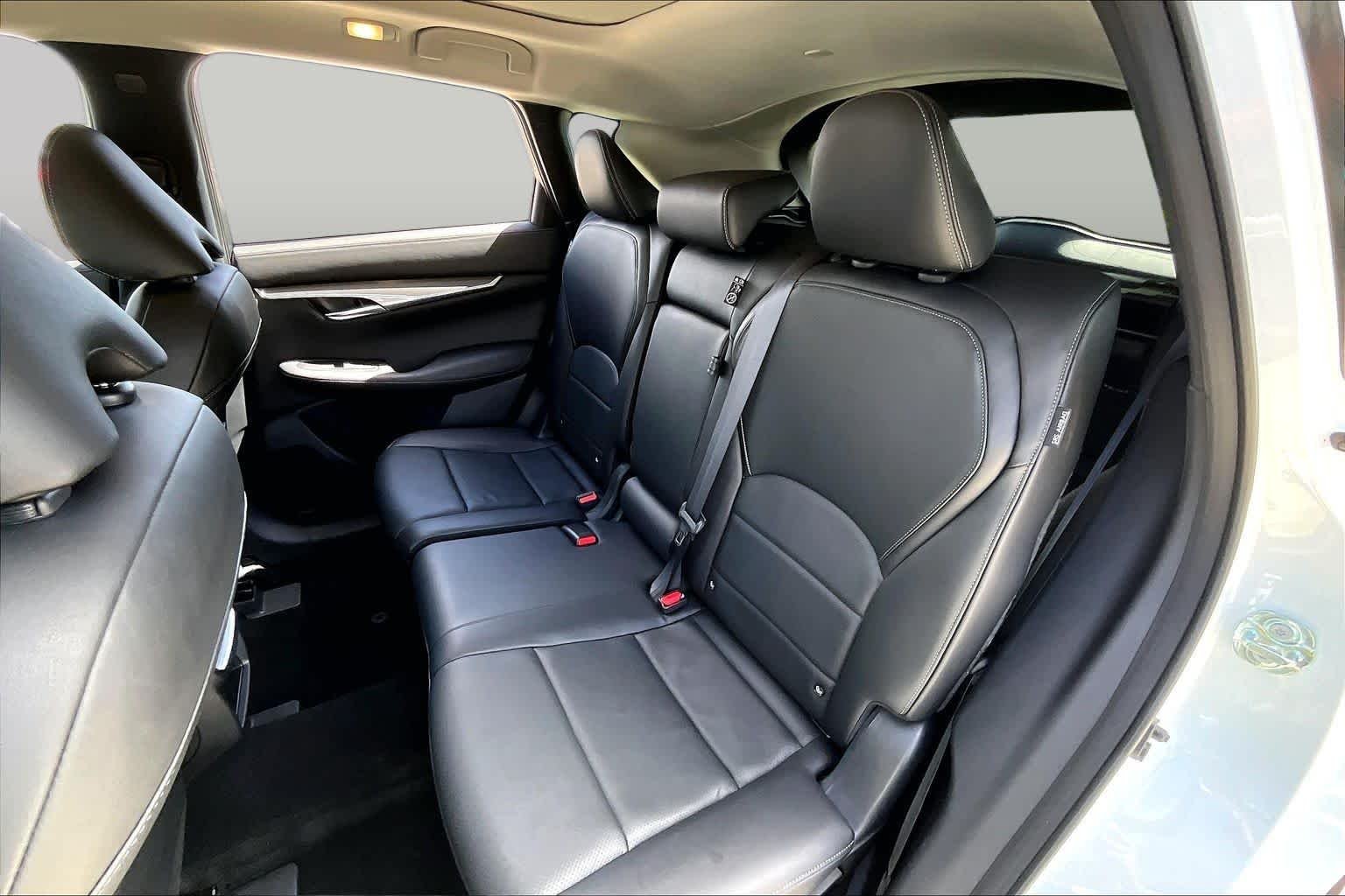 Used 2025 Radiant White INFINITI LUXE image 18