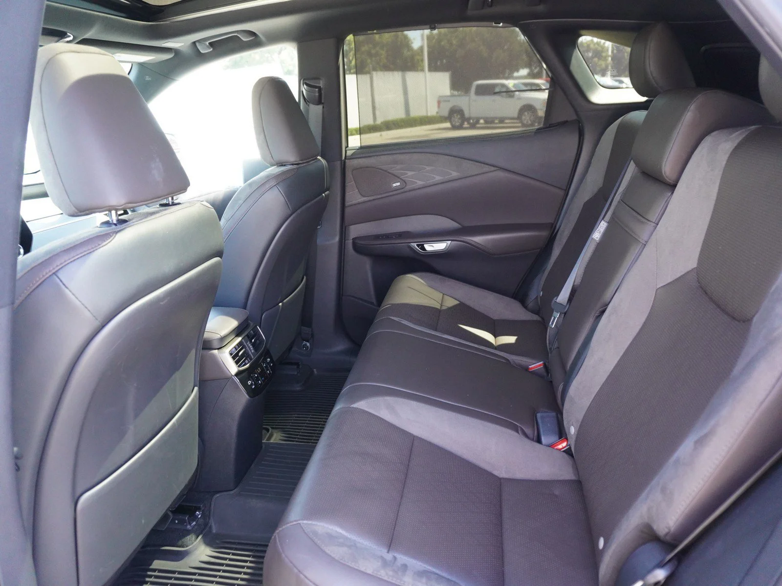 Used 2023 White Pearl Lexus RX 350 Luxury image 15