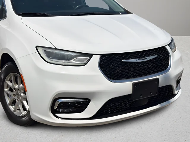 Used 2022 Bright White Clearcoat Chrysler Touring L image 28