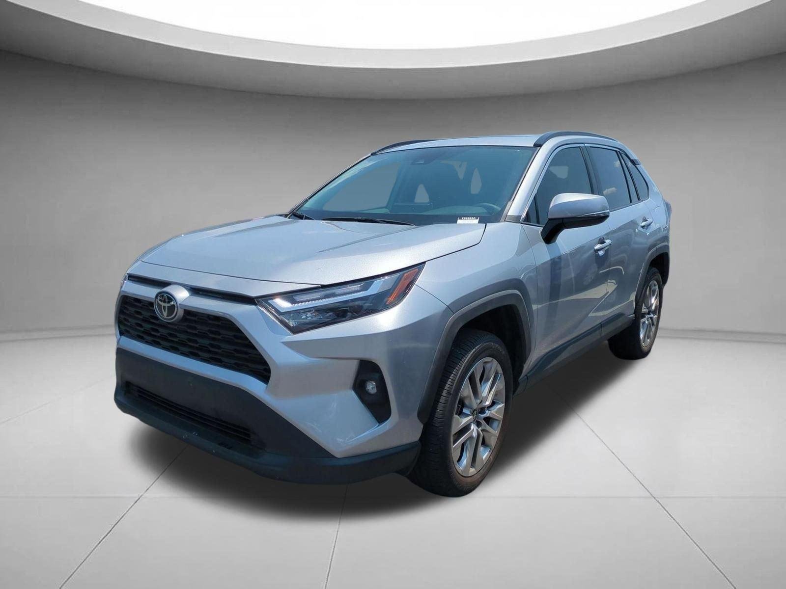 Used 2025 Silver Sky Metallic Toyota XLE Premium image 1