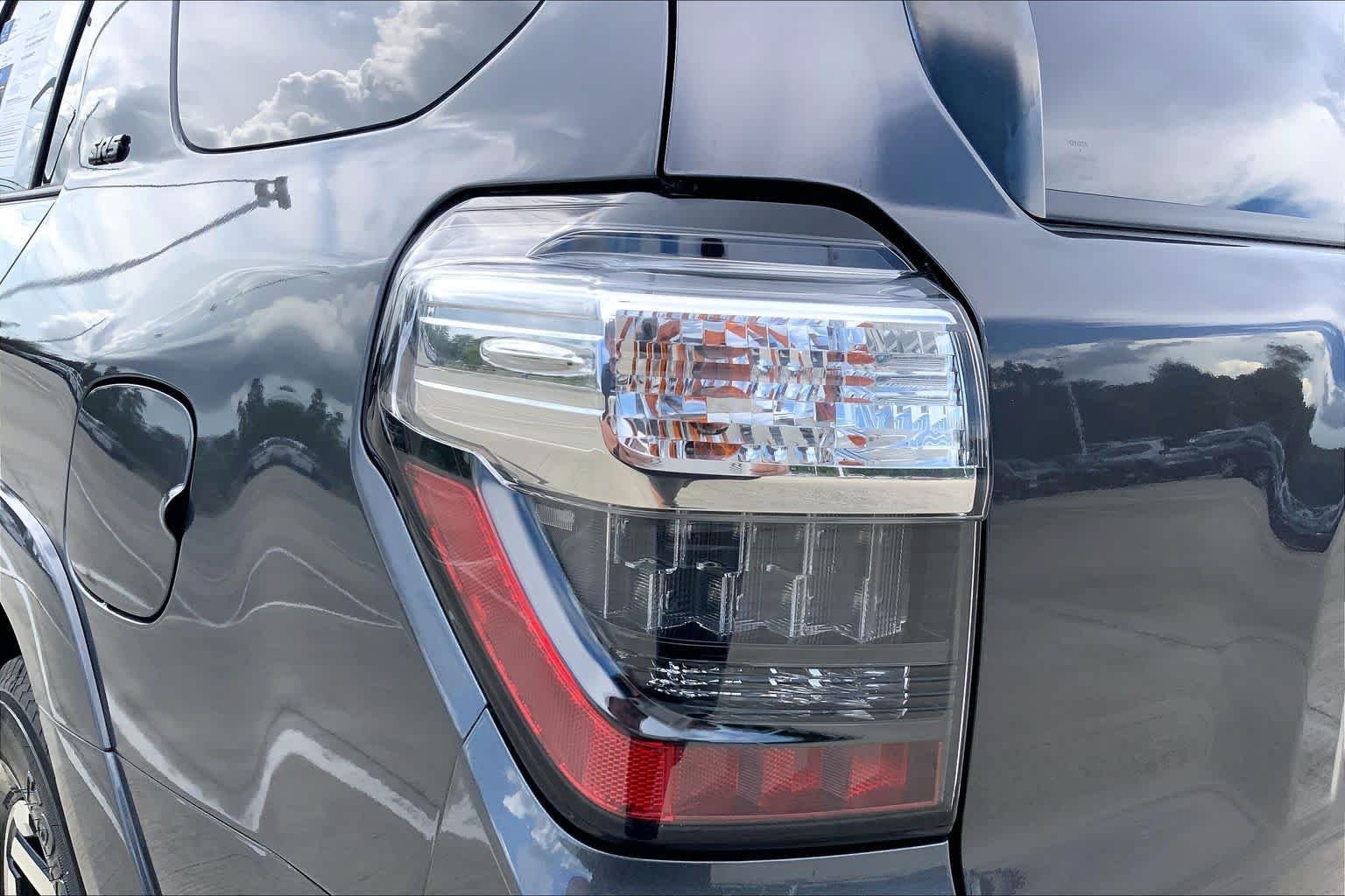 Used 2018 Magnetic Gray Metallic Toyota SR5 Premium image 28