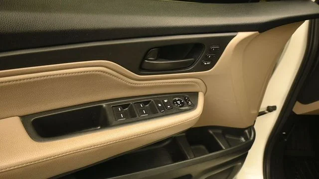 Certified Used 2018 Diamond White Honda Touring image 12