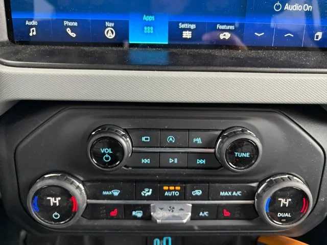Used 2023 Green Ford  image 17